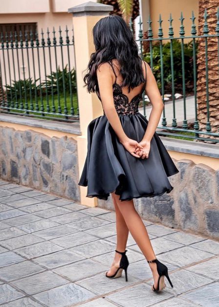 krótka sukienka na ramiączkach z koronkową górą loretta czarna z beżem tył