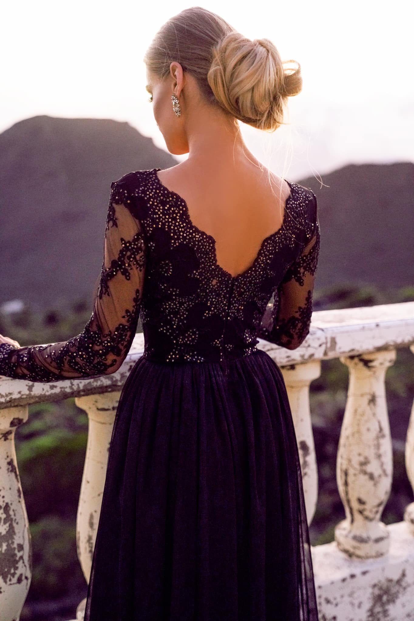 długa sukienka z koronkowym rękawem czarna tył